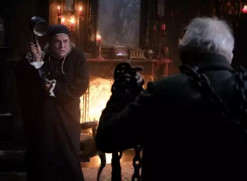 EbenezerAChristmasCarol_134352597607685458_big-cine_deskt.webp